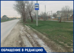 «Личиком в грязь»: волжан заставляют выходить из автобуса в непролазную слякоть