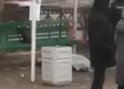 Труп мужчины пугал прохожих на остановке в Волжском