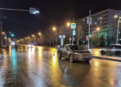 В Волжском водитель иномарки сбил пешехода при повороте