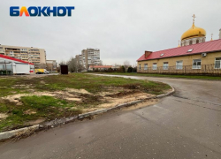 Грузовики распахали зеленую зону и разрушили бордюры в центре Волжского