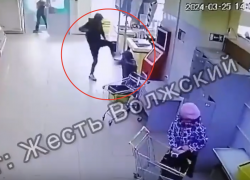 Избитая в продуктовом магазине пенсионерка рассказала о травмах и страхе после нападения в Волжском: видео