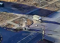 Авария в Волжском: легковушка перевернулась на бок