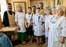В Волжском прошел молебен в детской больнице