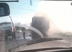 Горящий мусоровоз на оживленной дороге попал на видео в Волжском 
