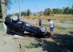 На юге Волгограда ВАЗ улетел в кювет и перевернулся