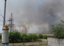 К тушению крупного пожара на окраине Волжского уже привлекли десять единиц спецтехники