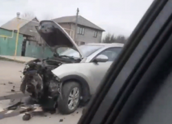 В груду металла от мощного удара превратилось авто: видео страшной аварии в Волжском