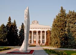 В 1960-х годах дискотеки в ДК "ВГС" Волжского проводились сразу на трех этажах