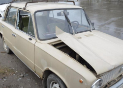 В Волжском над советским автопромом поиздевались вандалы и украли аккумулятор