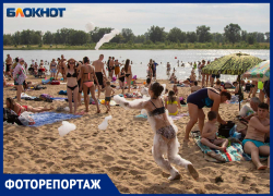 Пенную вечеринку устроили на пляже в Волжском: ФОТО
