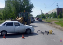 В Волжском велосипедист попал под колеса ВАЗа, водитель которого не захотел уступить дорогу