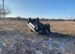 Въехал в столб и перевернулся: в Волгоградской области погиб автомобилист 