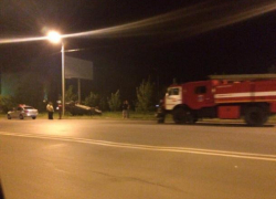 Отечественная легковушка оказалась "кверх ногами" на обочине широкой дороги в Волжском