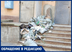 Куча мусора лежит у подъезда уже месяц: жители жалуются на захламление в Волжском
