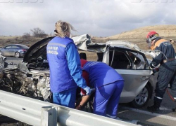 В лобовом столкновении легковушки и грузовика на трассе в Ростовской области  погиб волжанин