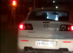 Через улицу Пушкина по встречке: автохам в Волжском попал на видео