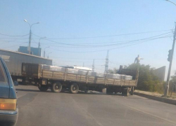 На мосту ГЭС ДТП автобуса и большегруза парализовало движение