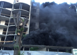 В центре Волгограда полыхала многоэтажная новостройка