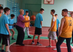 Школьников Волжского познакомили с азами баскетбола