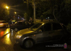 Момент столкновения двух авто в Волжском попал на видео: есть пострадавшие 