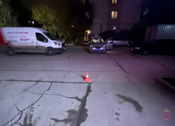 Во дворе Волжского водитель сбил пешехода и скрылся: пострадавшая обратилась в больницу