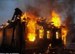 Частный дом вспыхнул на острове Зеленый в Волжском