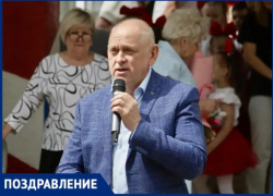 Глава Волжского поздравил выпускников
