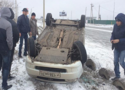 Водителя занесло в кювет на заснеженной дороге в Волжском