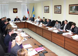 Председатель гордумы Волжского опоздал на заседание, где предложили урезать его зарплату