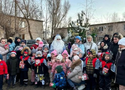 Новый год во дворе: в Волжском прошли праздничные елки