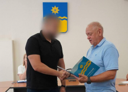 В Волжском наградили полицейского, спасшего мужчину на ГЭС
