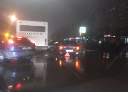 Из-за ДТП с автобусом улица Мира в Волжском встала в пробке