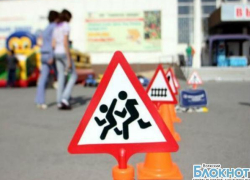 Школьники Волжского рисуют плакаты «Безопасная дорога»