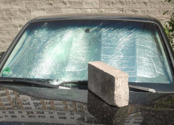 В Волжском пьяный хулиган разбил чужое авто кирпичом и устроил дрифт во дворе