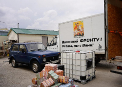 Подростки помогают собирать гуманитарную помощь в Волжском