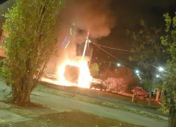 В Волжском пироманы сожгли две старенькие легковушки 