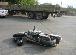 Мотоциклист чудом выжил после столкновения с КамАЗом в Волгограде