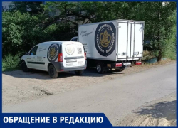 Места нет даже для жильцов: волжанка пожаловалась на служебный транспорт во дворе