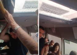 «Дождь закончится, люк и заработает»: пассажиры маршрутки Волжский-Волгоград добирались до работы по уши в воде