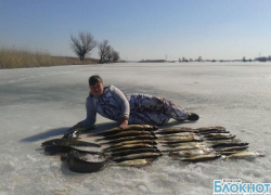 Елена стала восьмым участником конкурса «Самое оригинальное фото с зимней рыбалки»