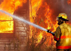 В Волжском неизвестный "спалил" хозяйственную постройку