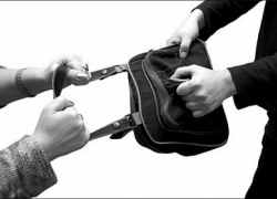 В Волгограде грабитель ударил палкой пенсионерку и отобрал сумку