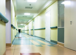 В больнице на севере Волгограда санитарка уронила на 3-летнего пациента медицинский ящик