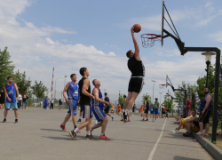 В Волжском отпраздновали день молодежи по спортивному: организован турнир по стритболу