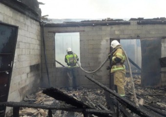 Масштабный пожар на окраине Волжского тушили сотрудники МЧС