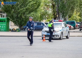 В Волжском пешехода сбили прямо на светофоре 