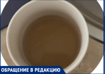 «Купаемся в душе как воробьи в песке»: в Волжском из кранов течет ржавая вода