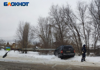 Внедорожник снес столб на перекрестке в Волжском: видео