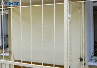 Заключенный ИК в Волжском порезал инспектора осколками телефона