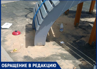 «Крик души»: жители Волжского пожаловались на мусор на новой детской площадке